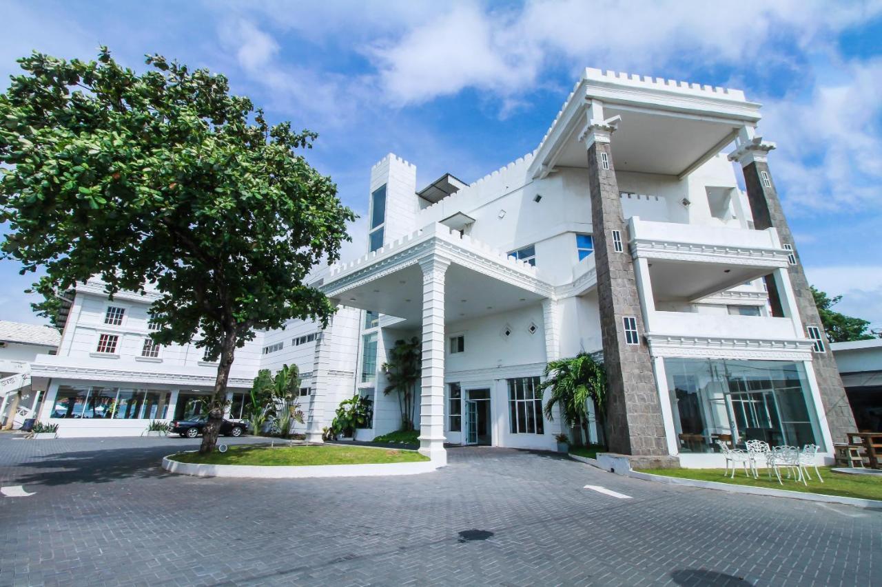 The Kings Bay Hotel Ettukala エクステリア 写真