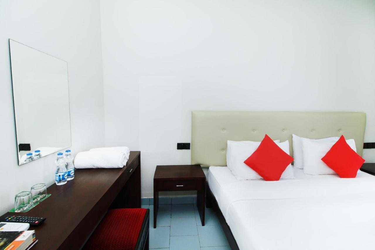 The Kings Bay Hotel Ettukala エクステリア 写真
